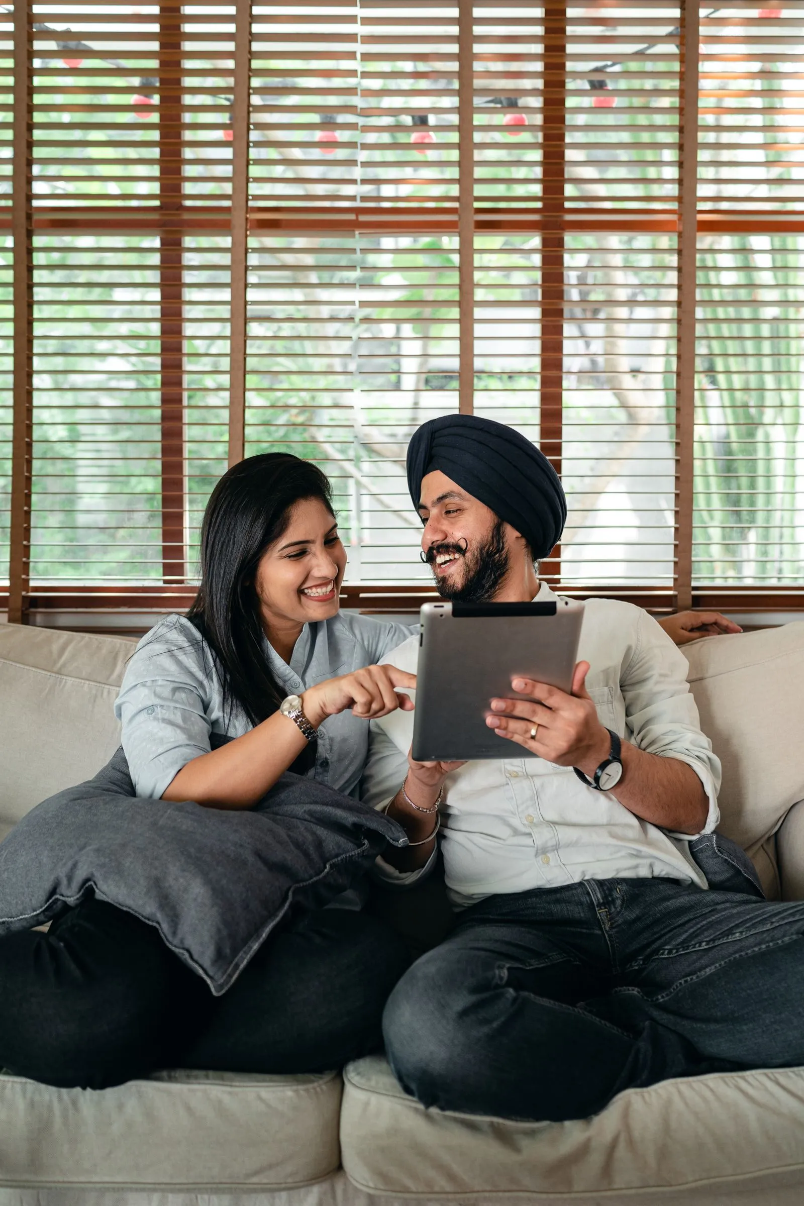 Un couple regarde l'avancement de ses travaux sur une tablette
